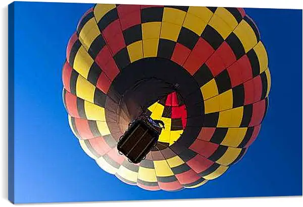 Постер на подрамнике - Разноцветный воздушный шар взмывает в небо