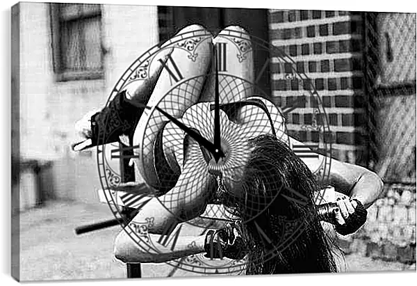 Часы картина - Девушка на скамейке