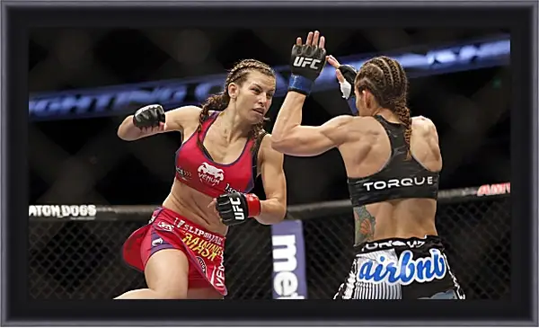 Картина в раме - UFC. MMA. Бой. Девушки. Картина в раме - UFC. MMA. Бой. Девушки.