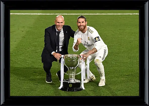 Картина в раме - Зидан и Рамос с кубком. ФК Реал Мадрид. FC Real Madrid Картина в раме - Зидан и Рамос с кубком. ФК Реал Мадрид. FC Real Madrid