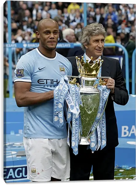 Постер на подрамнике - Компани с кубком. Манчестер Сити. Manchester City Постер на подрамнике - Компани с кубком. Манчестер Сити. Manchester City