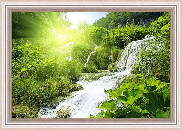 Картина в раме - Водопад в лесу под солнцем Картина в раме - Водопад в лесу под солнцем
