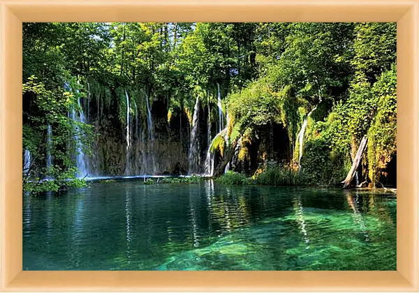 Картина в раме - Водопады и зеленое озеро Картина в раме - Водопады и зеленое озеро