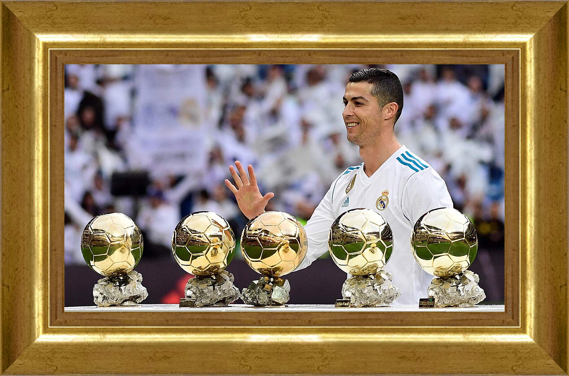 Картина в раме - Криштиану Роналду в окружении золотых мячей.