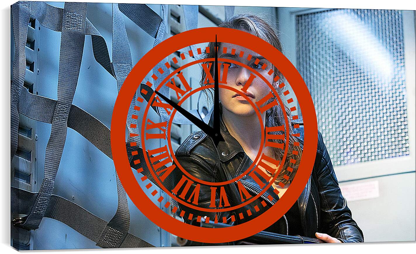 Часы картина - Эмилия Кларк. Оружие. Терминатор Генезис