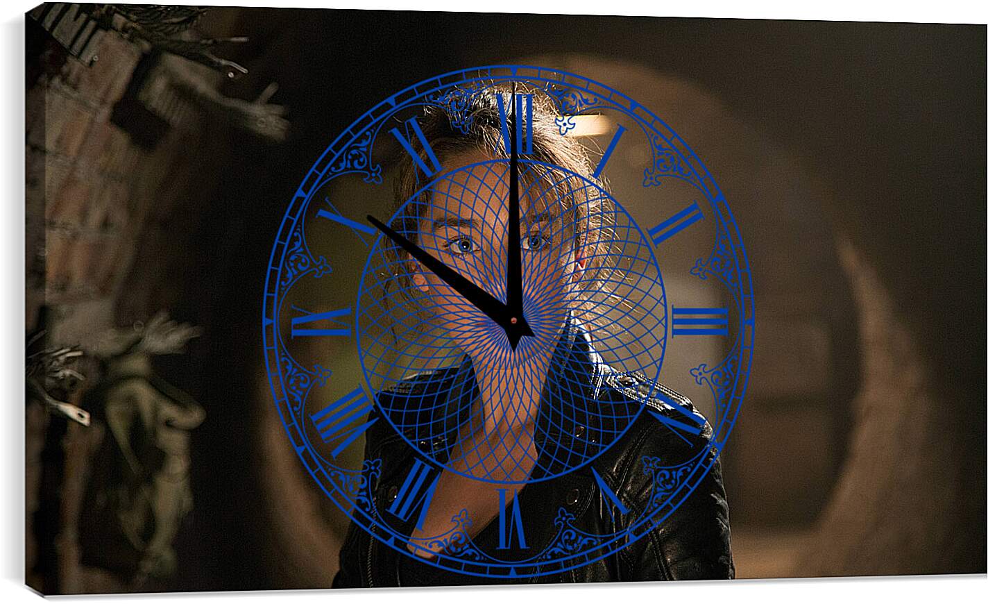 Часы картина - Эмилия Кларк. Туннель. Терминатор Генезис