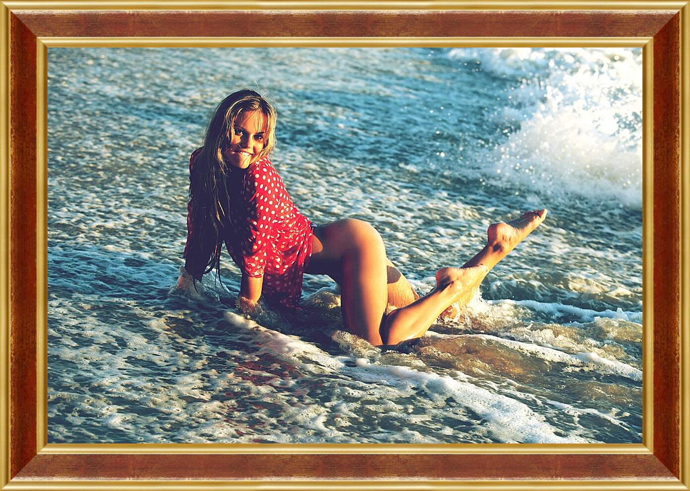 Картина в раме - Девушка. Пляж. Море. Волны. Эротика