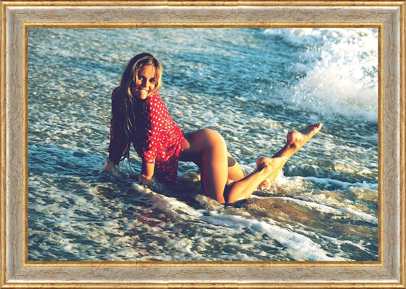 Картина в раме - Девушка. Пляж. Море. Волны. Эротика