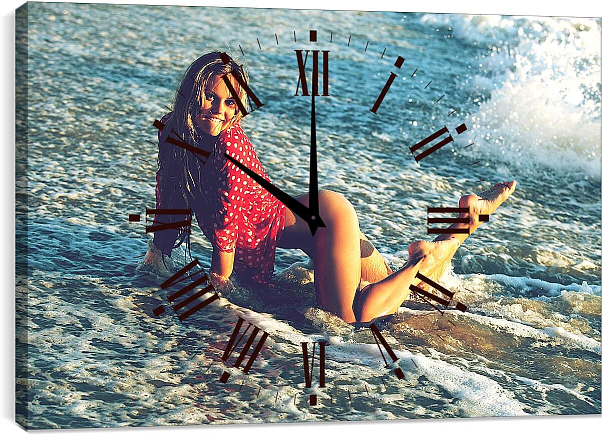 Часы картина - Девушка. Пляж. Море. Волны. Эротика