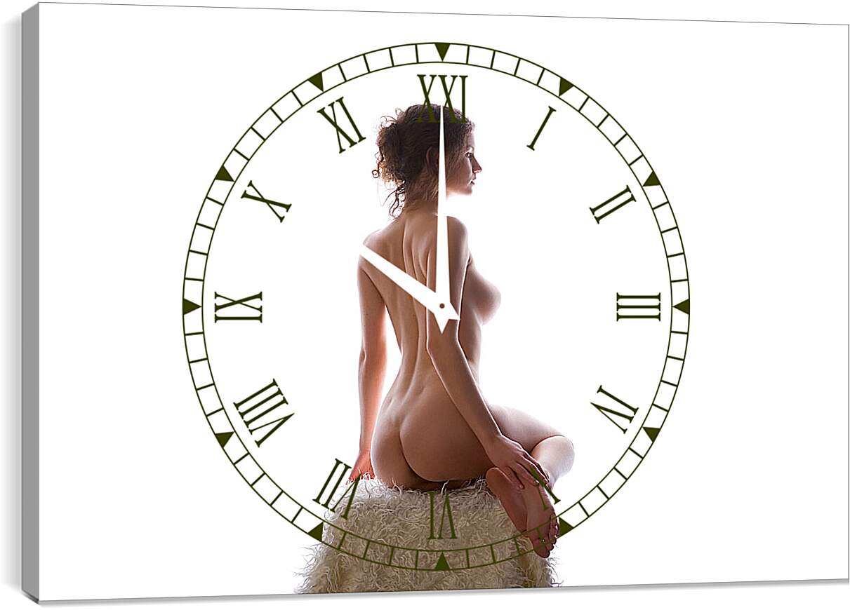 Часы картина - Девушка с обнажённой грудью. Сидит. Эротика