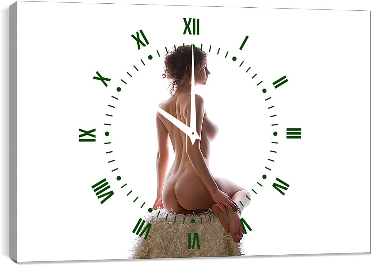 Часы картина - Девушка с обнажённой грудью. Сидит. Эротика