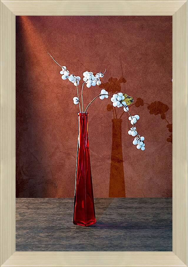 Картина в раме - Натюрморт с ветками снежноягодника. Валентин Иванцов