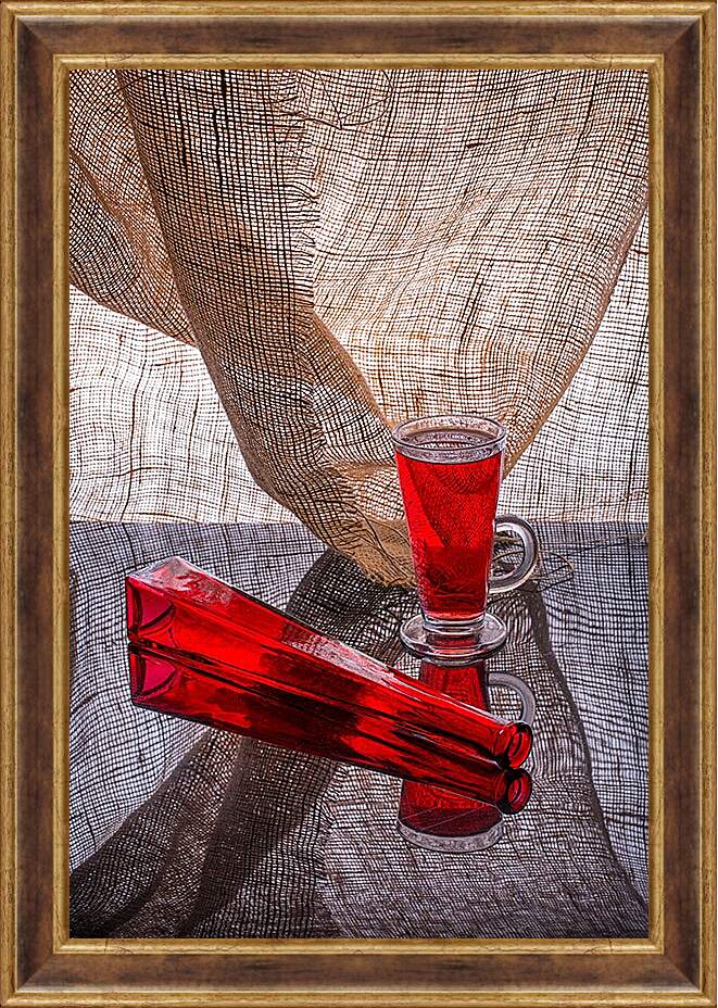 Картина в раме - Натюрморт с красной бутылкой