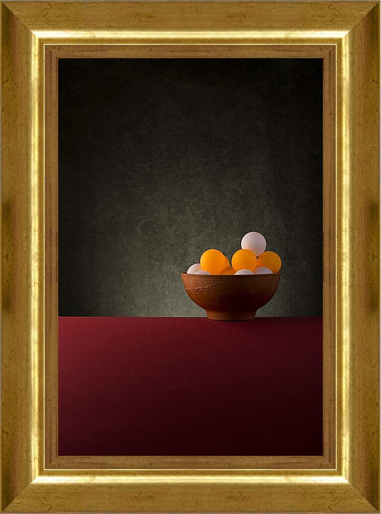 Картина в раме - Натюрморт с шарами в вазе