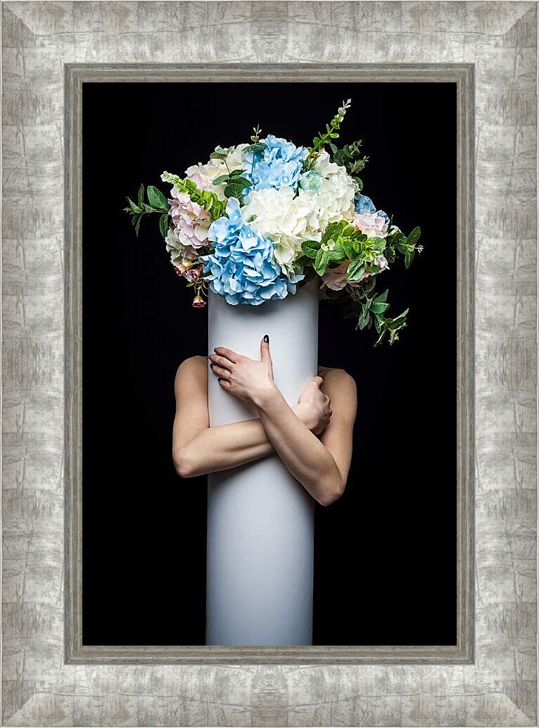 Картина в раме - Цветы и женские объятия
