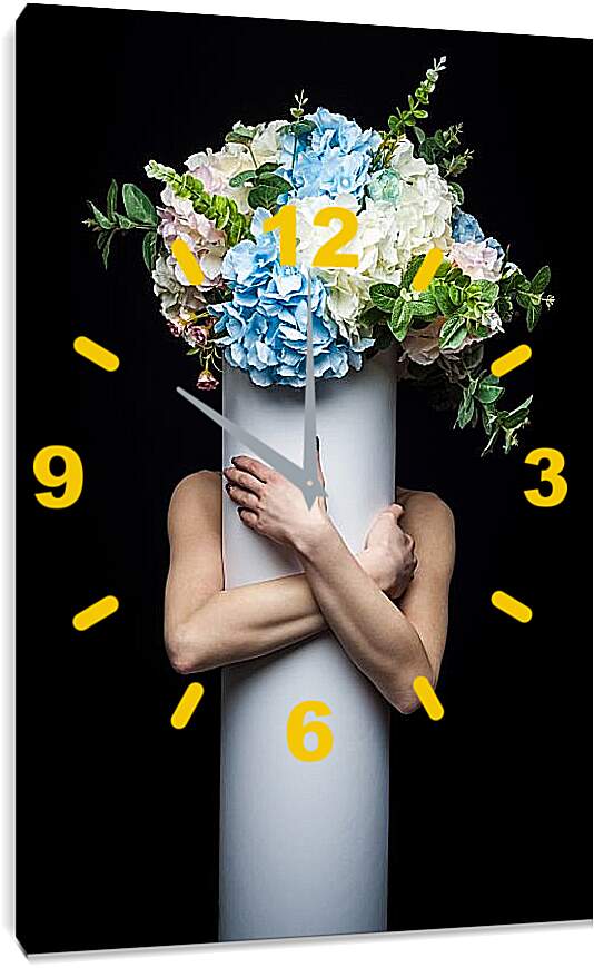 Часы картина - Цветы и женские объятия