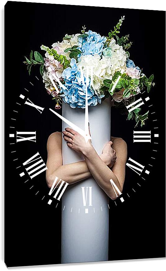 Часы картина - Цветы и женские объятия