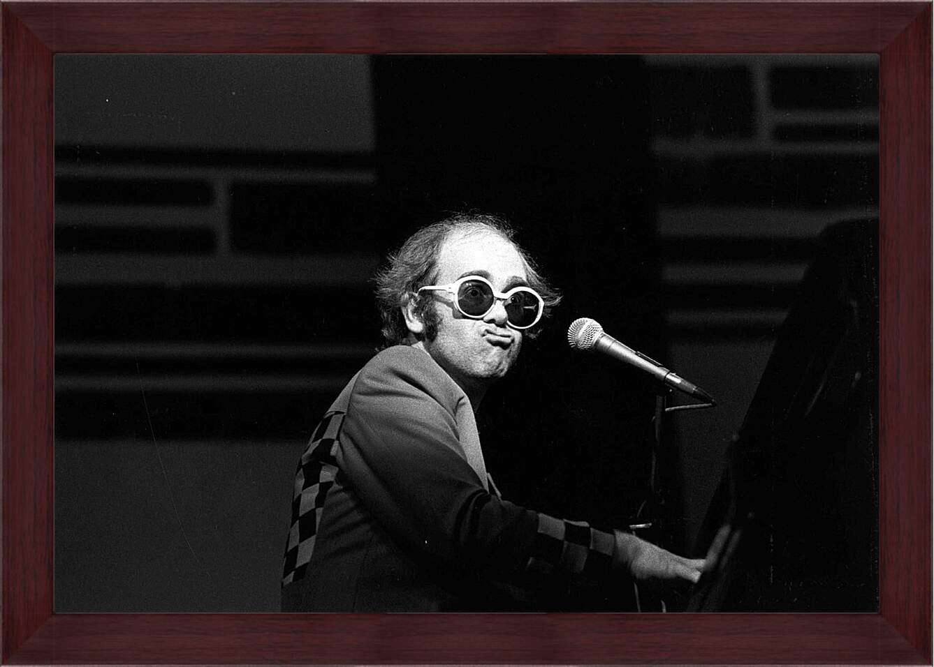 Картина в раме - Элтон Джон. Elton John