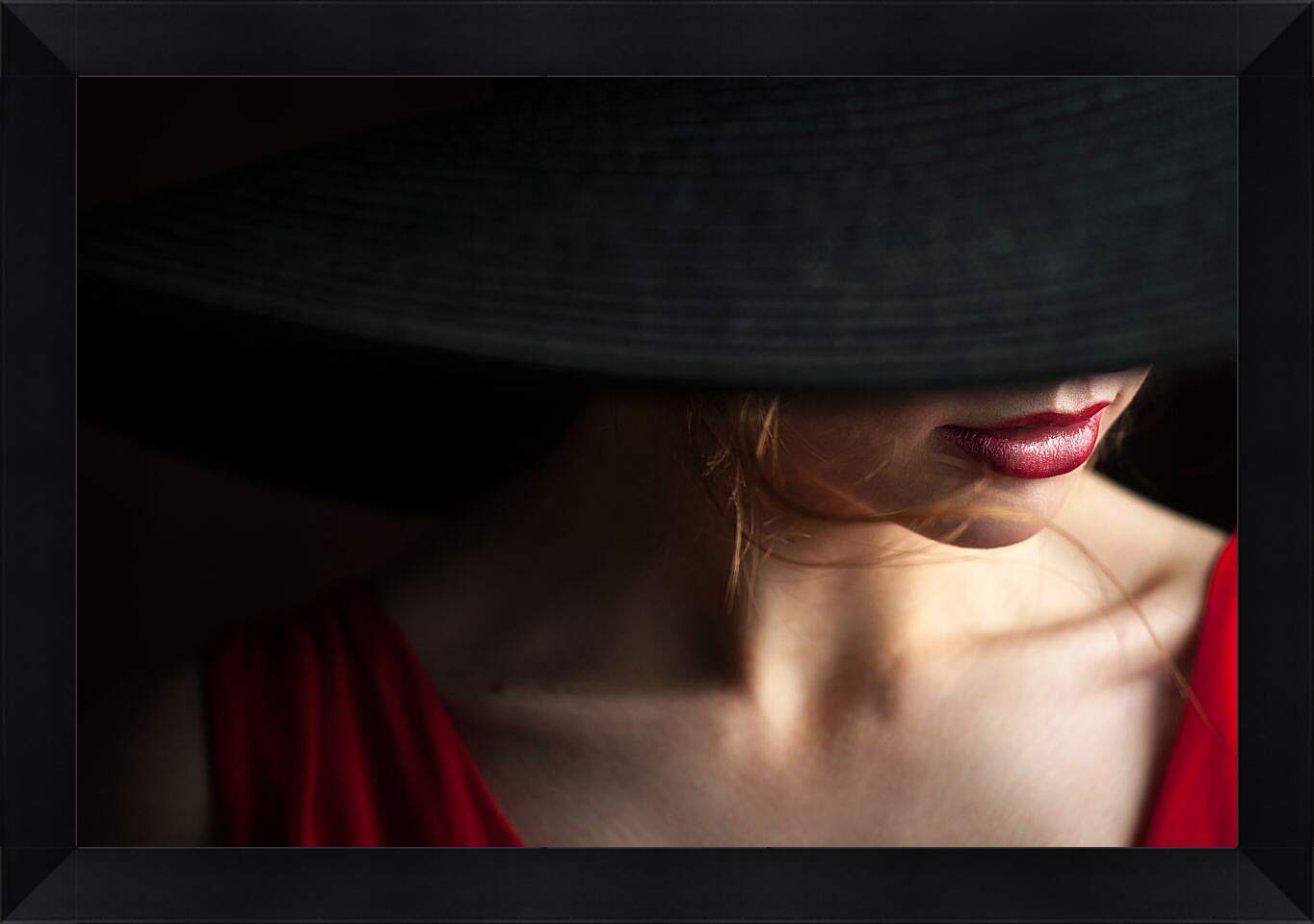 Картина в раме - Девушка в чёрной шляпе