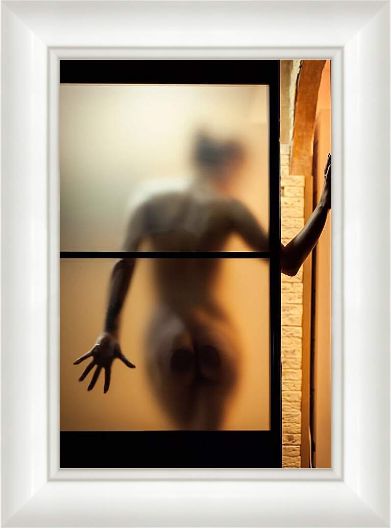 Картина в раме - Девушка за прозрачной дверью