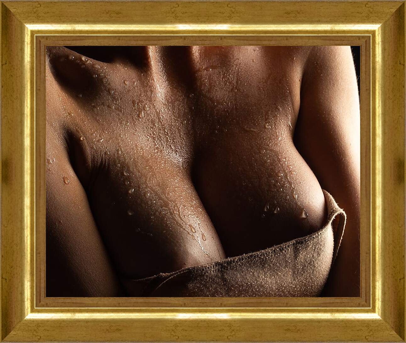 Картина в раме - Мокрая грудь девушки