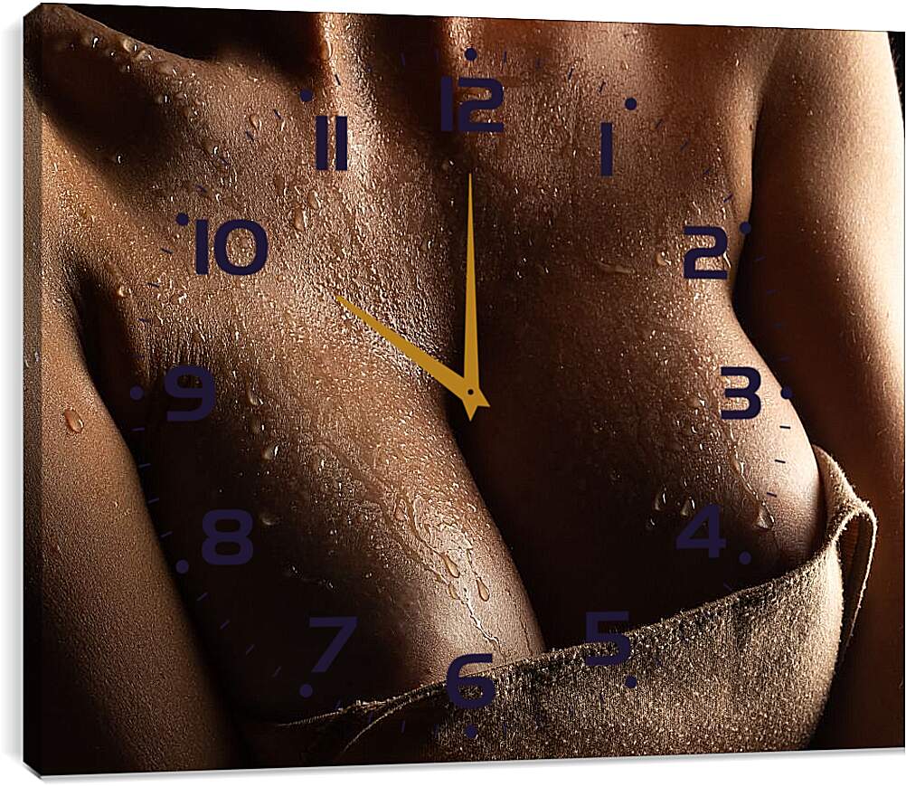 Часы картина - Мокрая грудь девушки