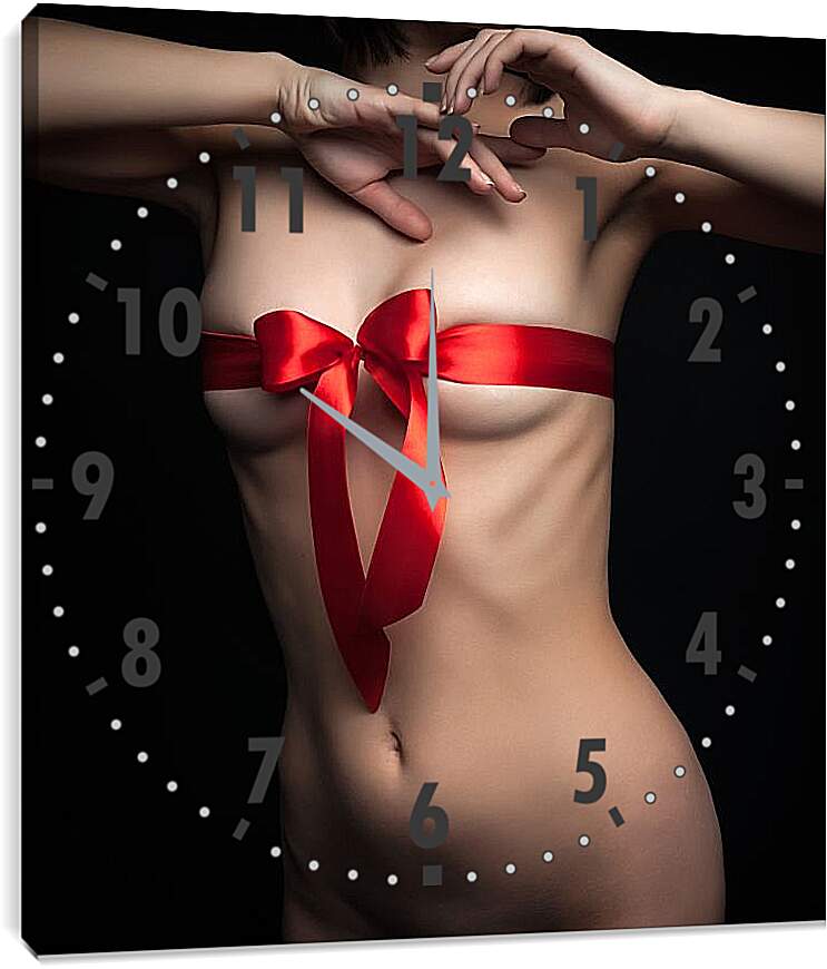 Часы картина - Грудь девушки в праздничной ленте