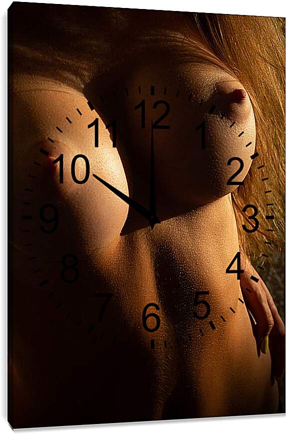 Часы картина - Грудь девушки