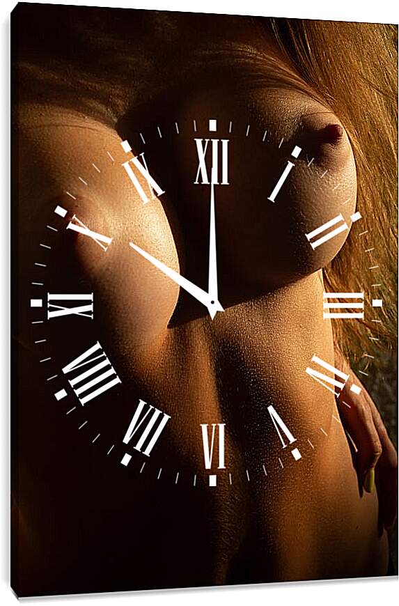 Часы картина - Грудь девушки