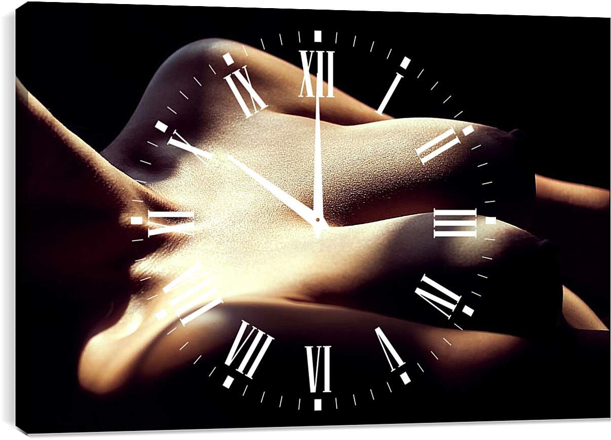 Часы картина - Падающий свет на грудь девушки