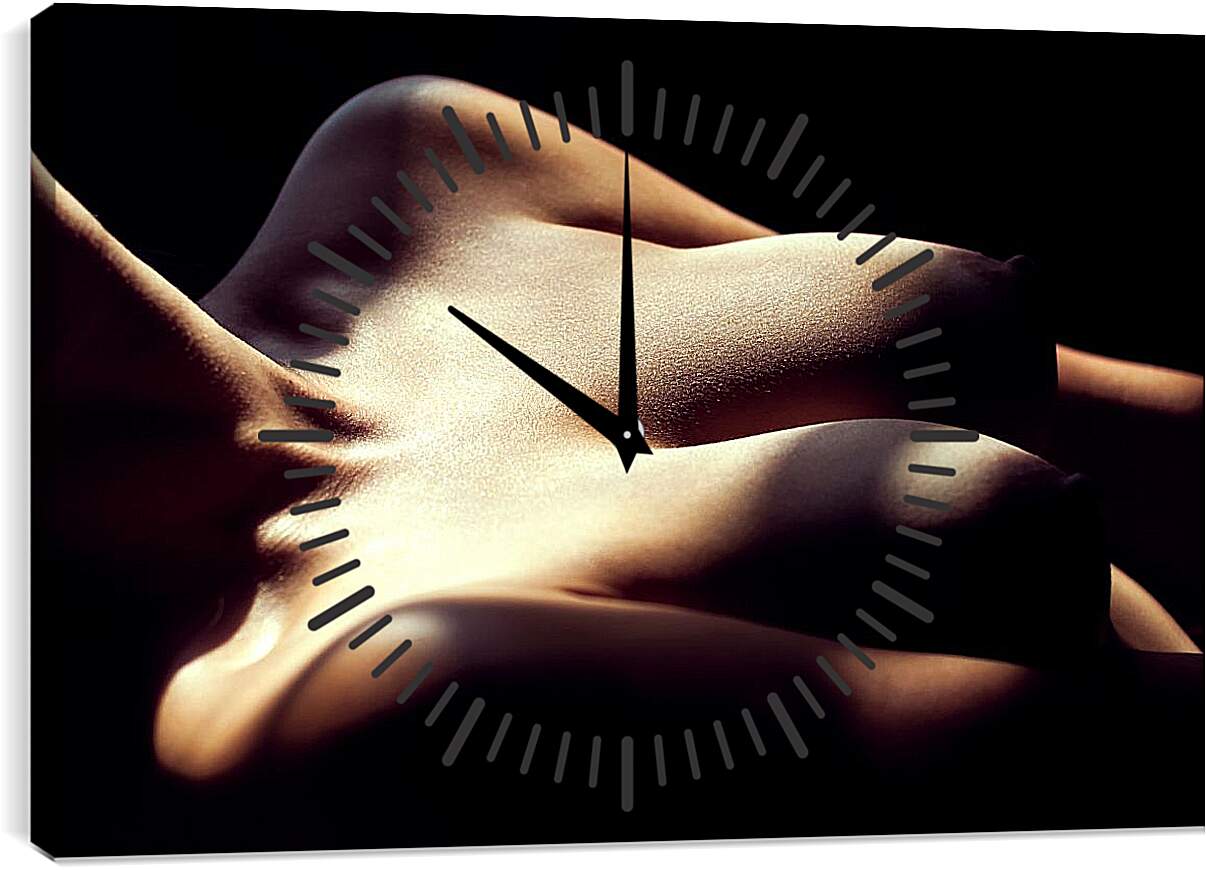 Часы картина - Падающий свет на грудь девушки