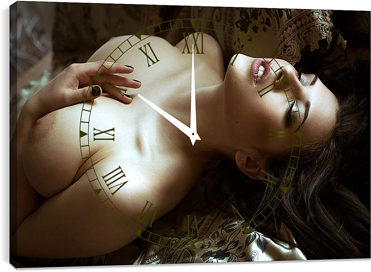 Часы картина - Лежащая девушка с закрытыми глазами