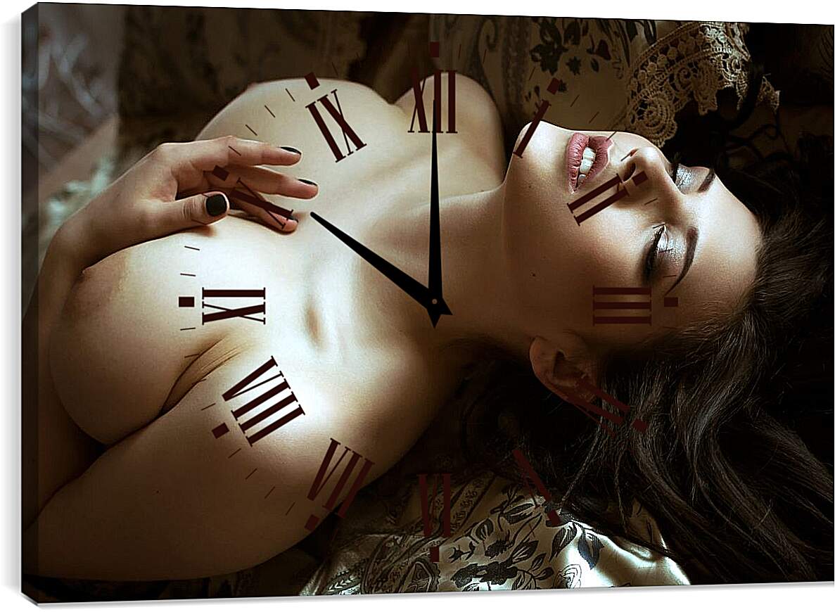 Часы картина - Лежащая девушка с закрытыми глазами