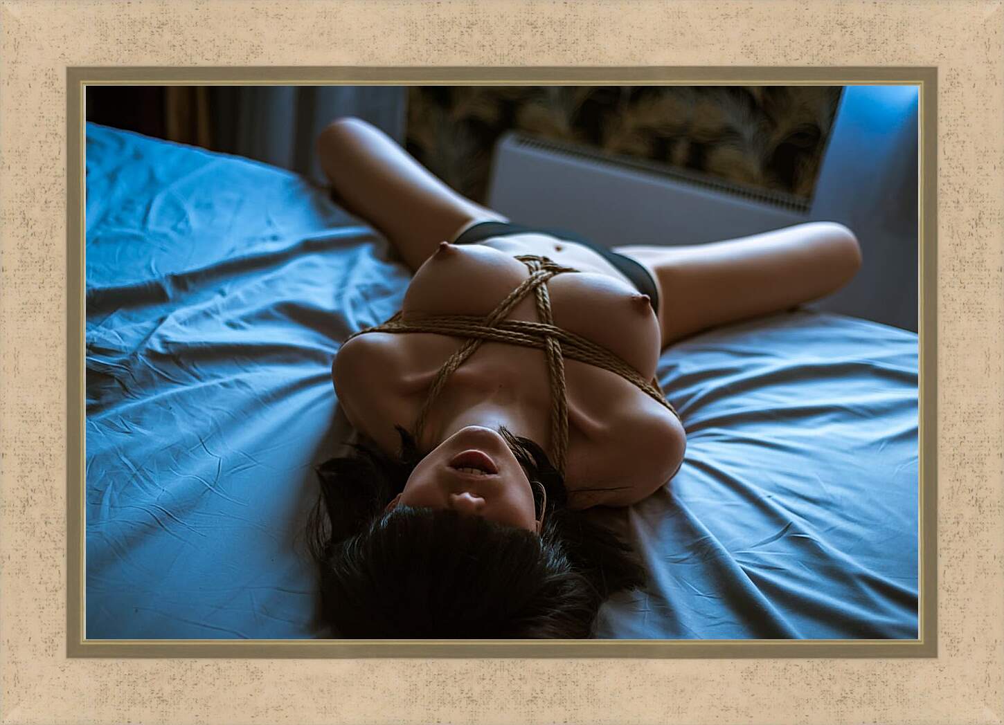 Картина в раме - Лежащая девушка на кровати
