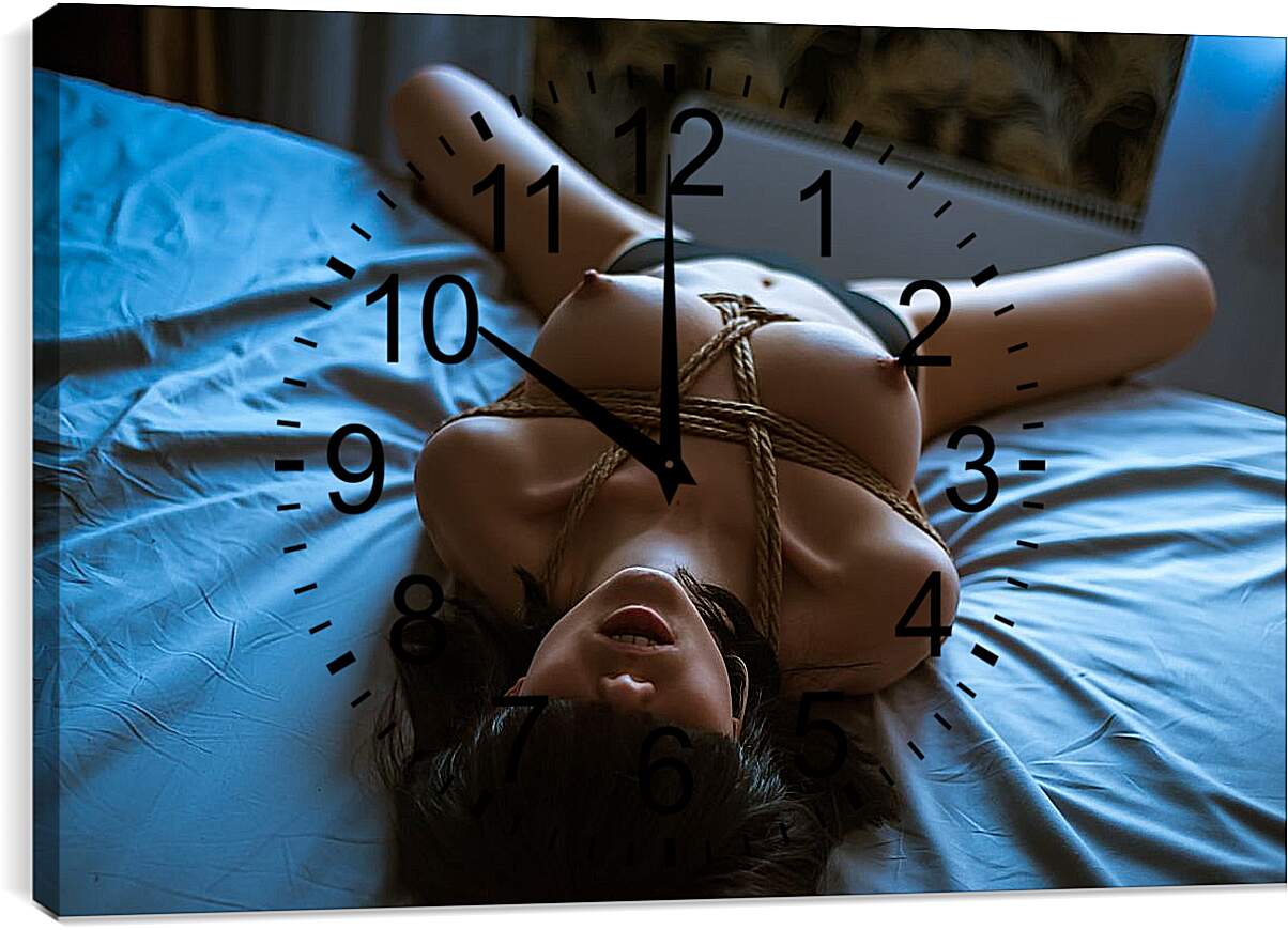 Часы картина - Лежащая девушка на кровати