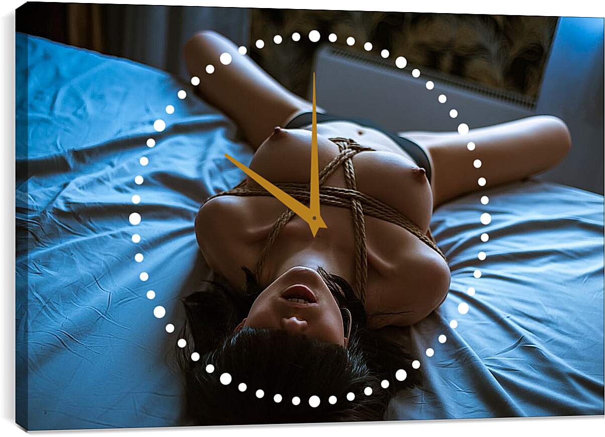 Часы картина - Лежащая девушка на кровати