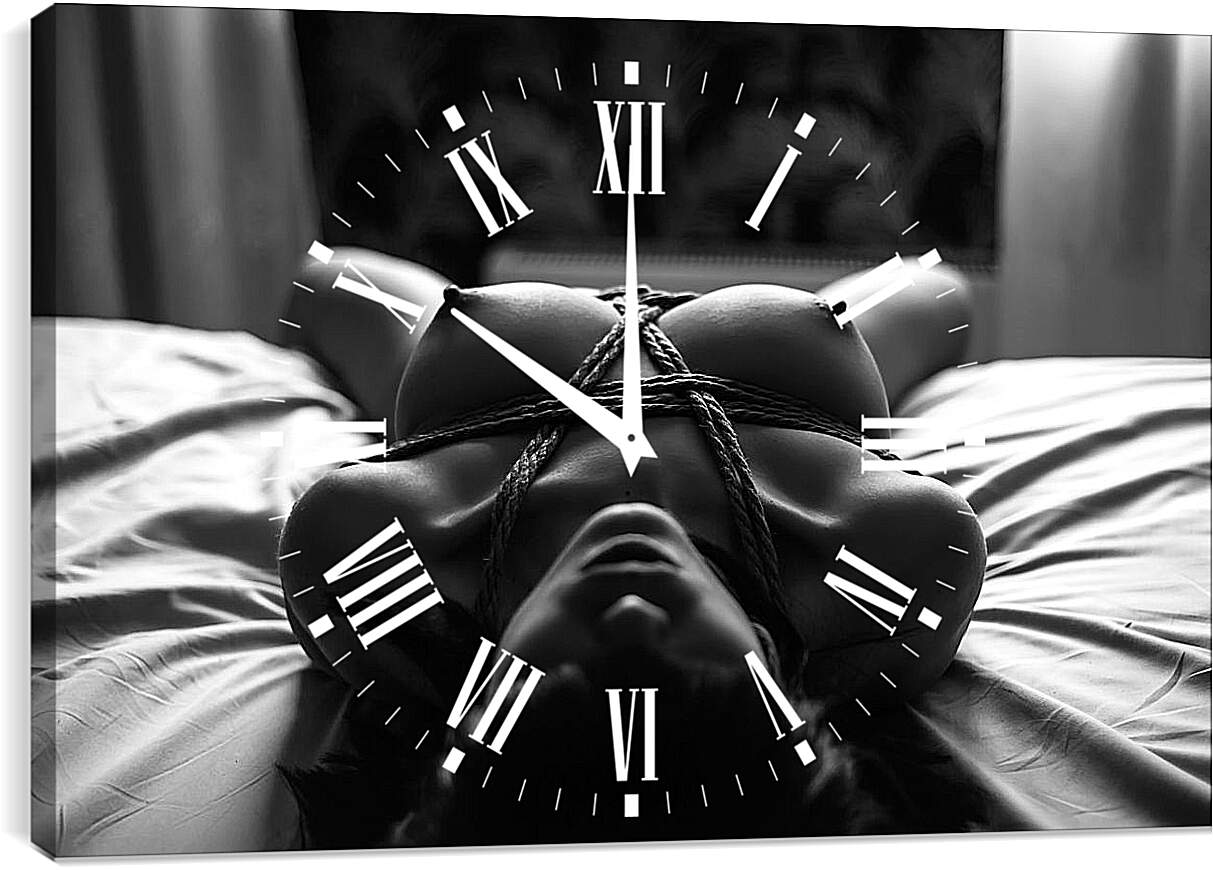 Часы картина - Девушка лежащая на кровати