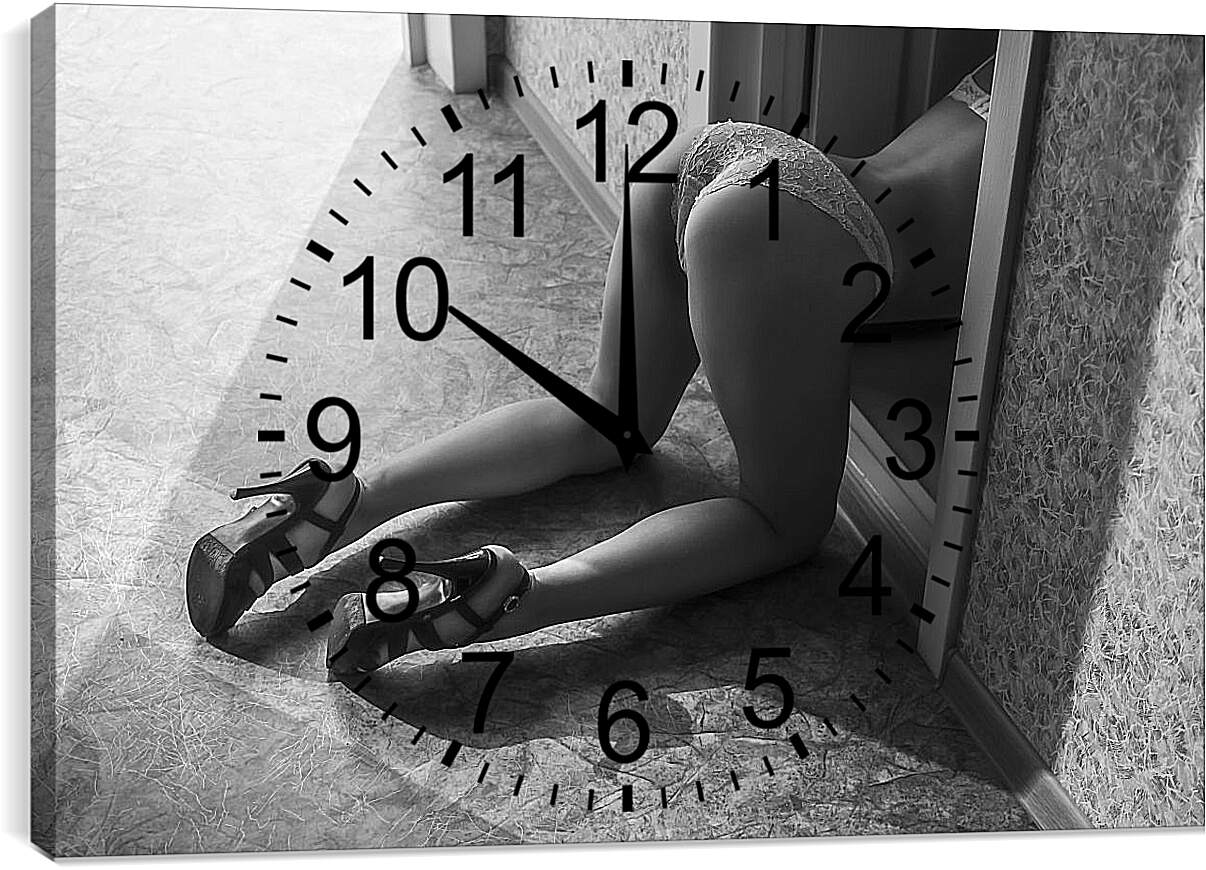 Часы картина - Девушка на коленях