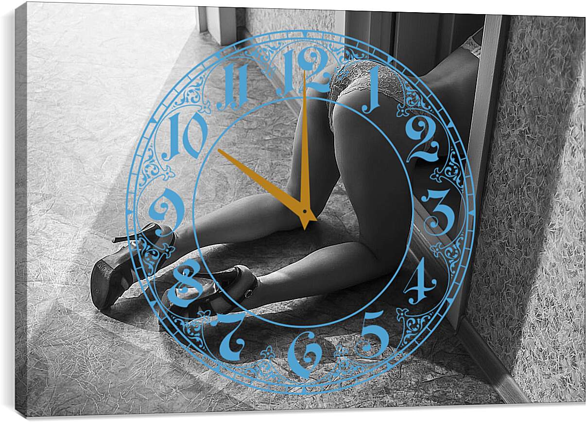 Часы картина - Девушка на коленях