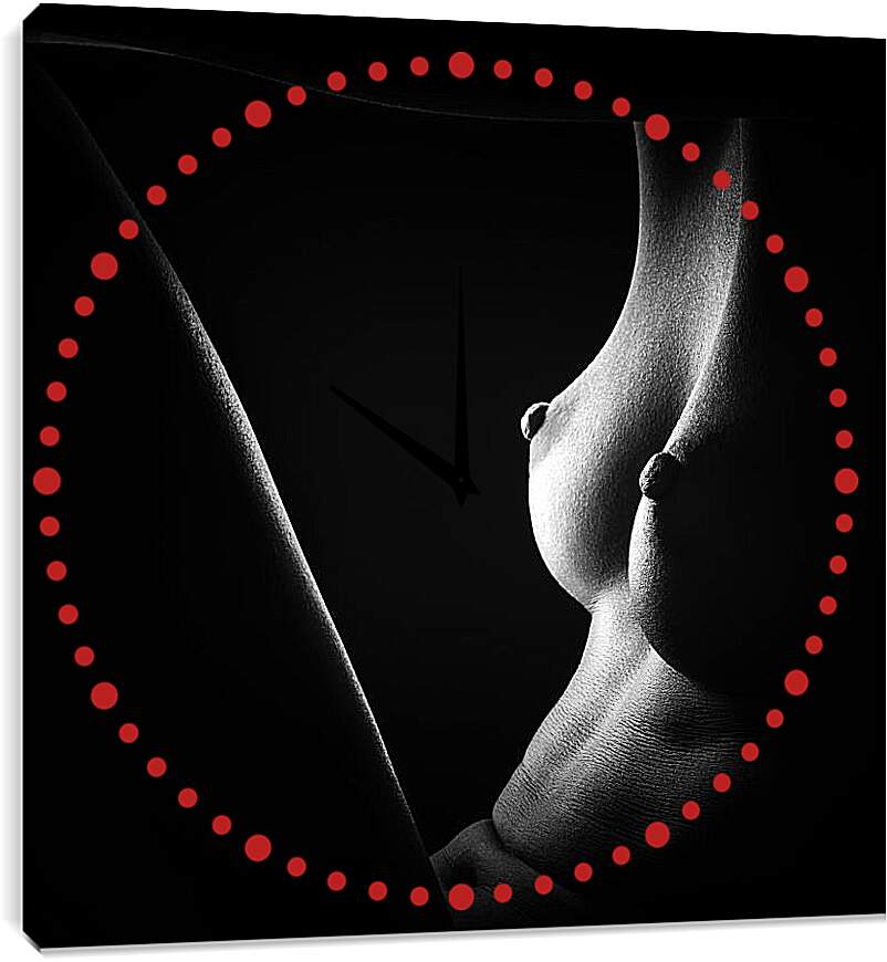 Часы картина - Грудь девушки в полумраке