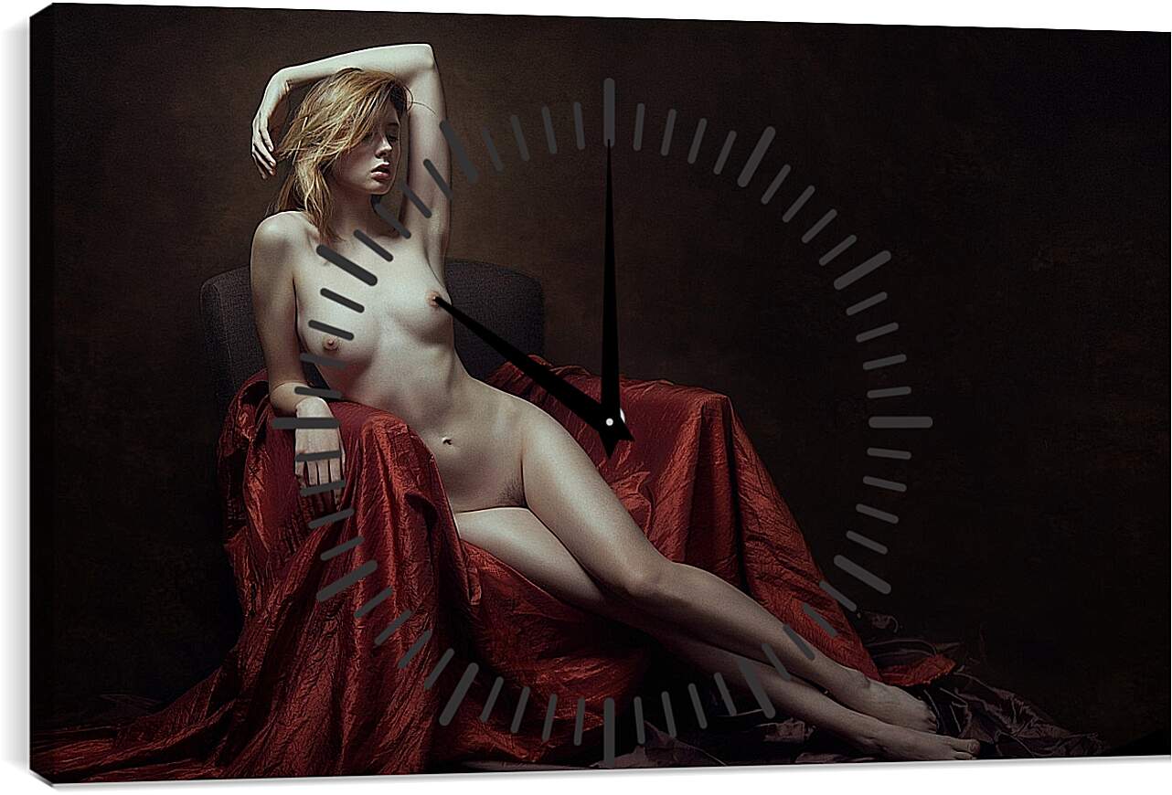 Часы картина - Сидя на красном покрывале. Эротика