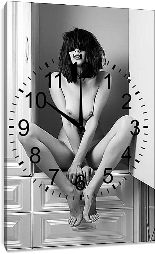 Часы картина - Сидящая нагая девушка