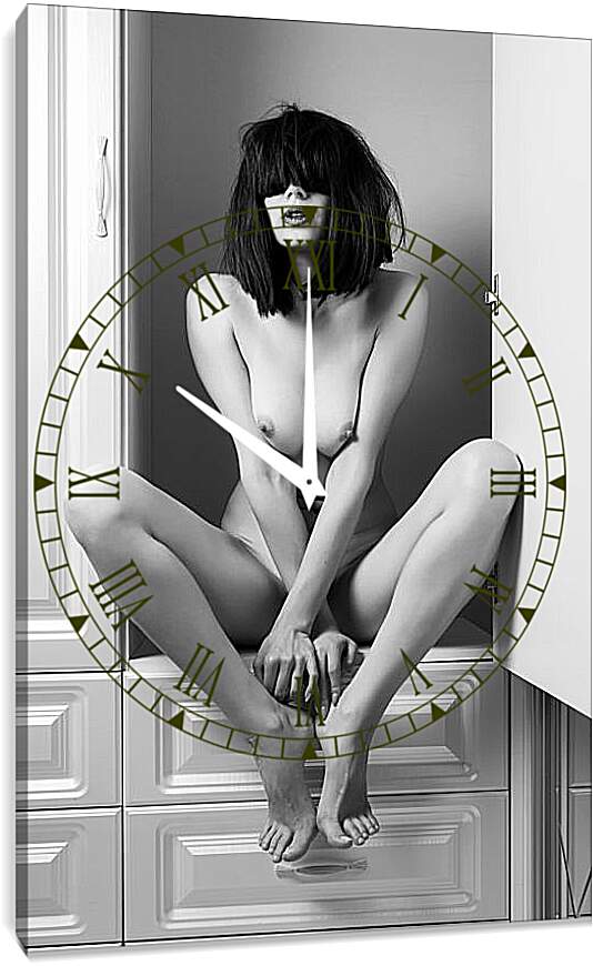 Часы картина - Сидящая нагая девушка