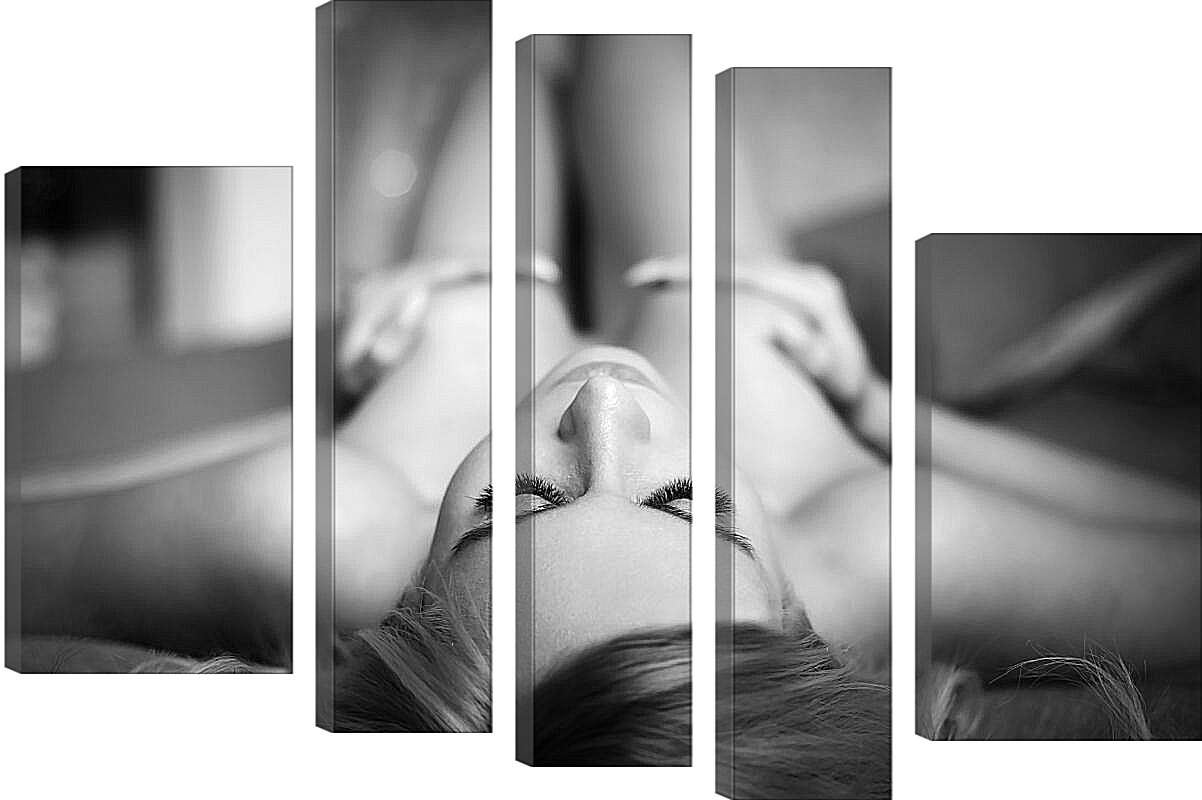 Модульная картина - Девушка лежащая на кровати прикрывая грудь руками