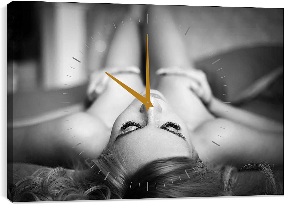 Часы картина - Девушка лежащая на кровати прикрывая грудь руками