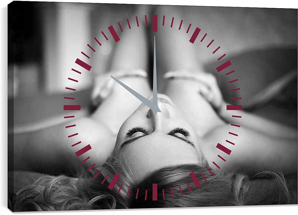 Часы картина - Девушка лежащая на кровати прикрывая грудь руками