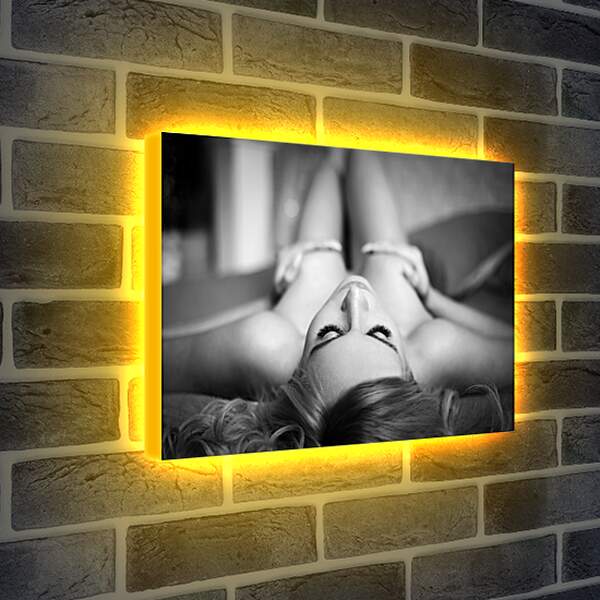 Лайтбокс световая панель - Девушка лежащая на кровати прикрывая грудь руками