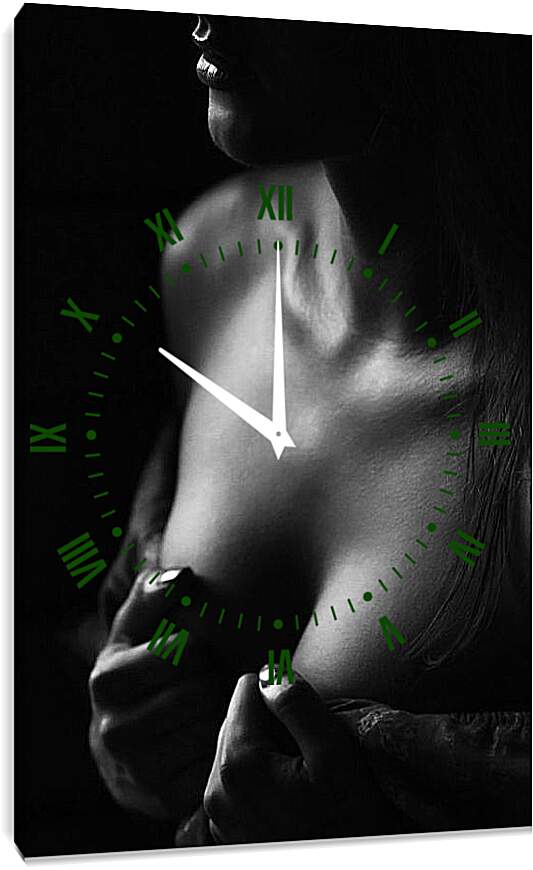 Часы картина - Девушка прикрывающая грудь своими руками