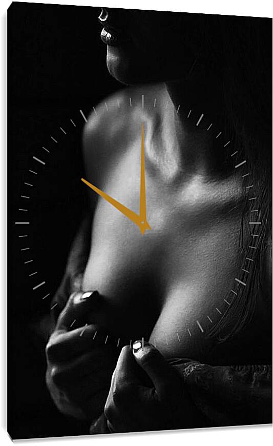 Часы картина - Девушка прикрывающая грудь своими руками