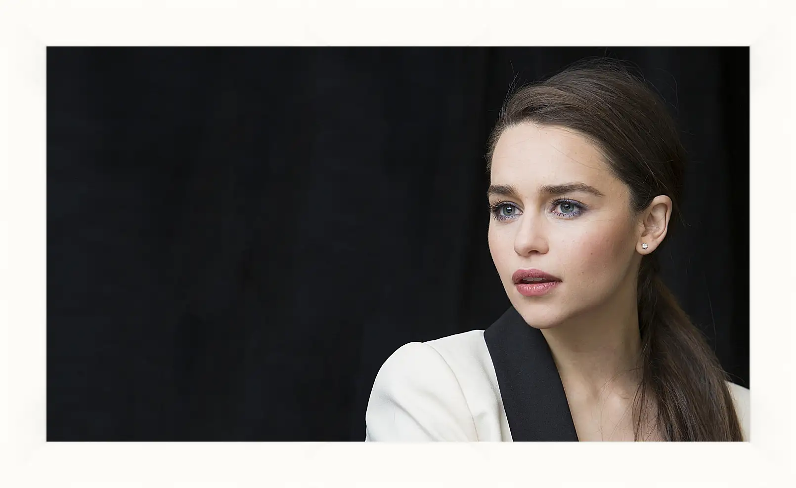 Картина в раме - Эмилия Кларк. Emilia Clarke